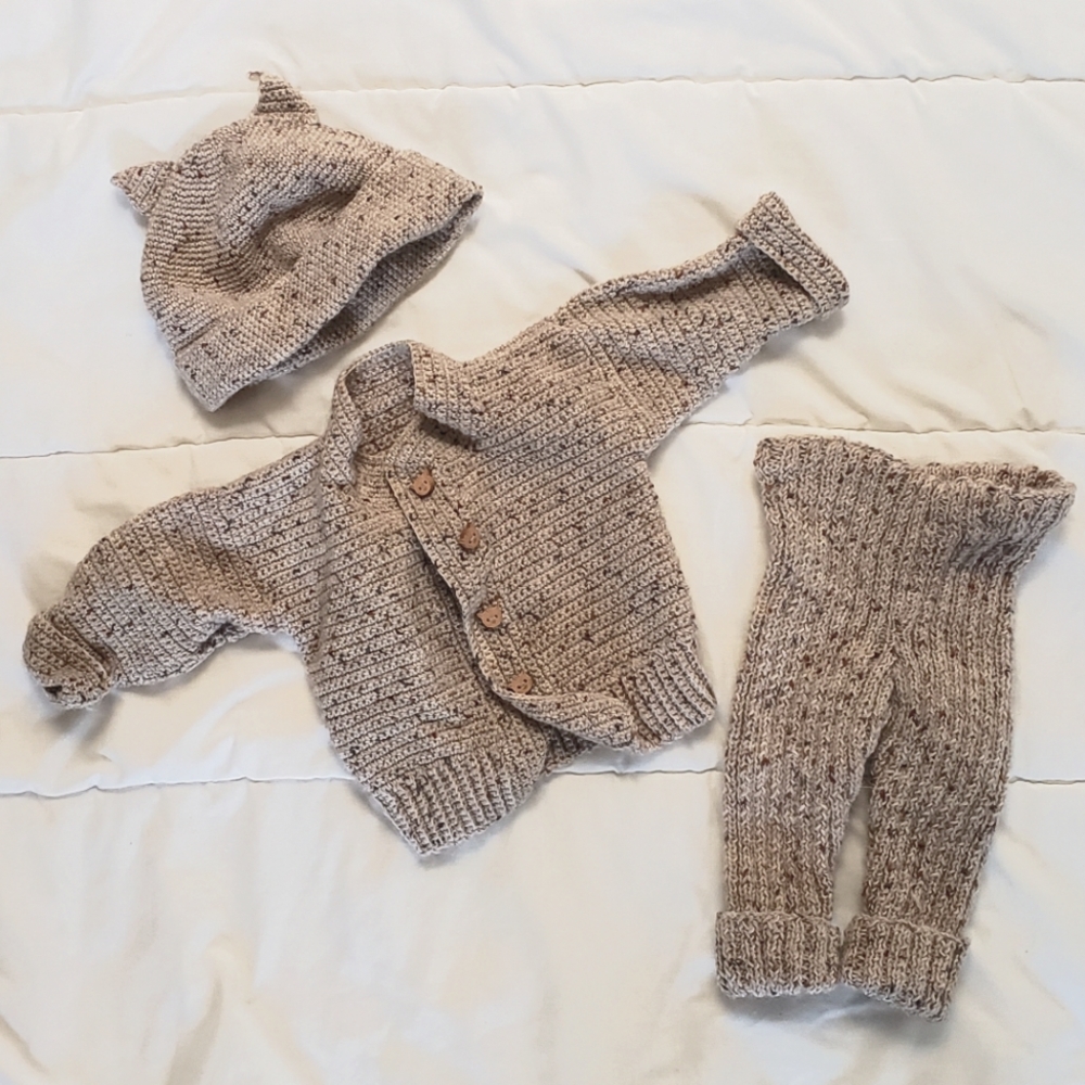 Knit outfit for newborn baby